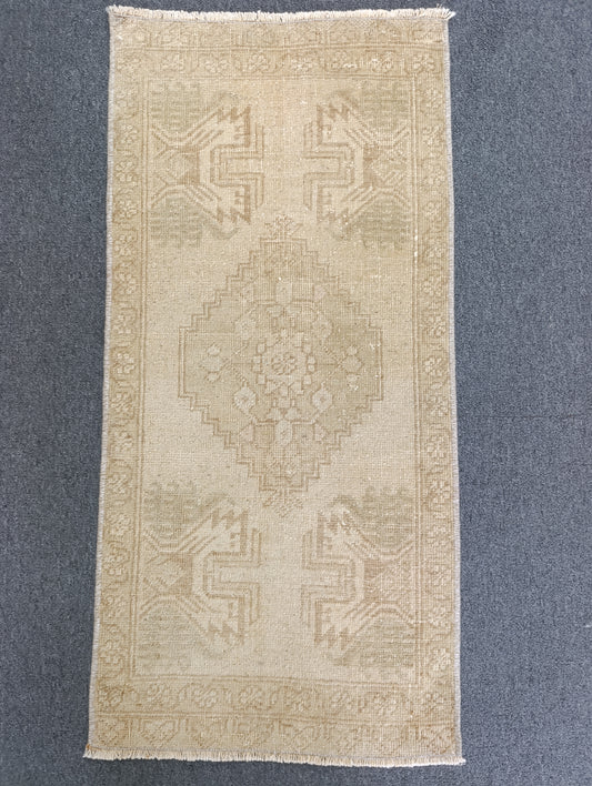 Handwoven Vintage Turkish Yastik Rug – One-of-a-Kind Entryway Mat 1'5" x 3'