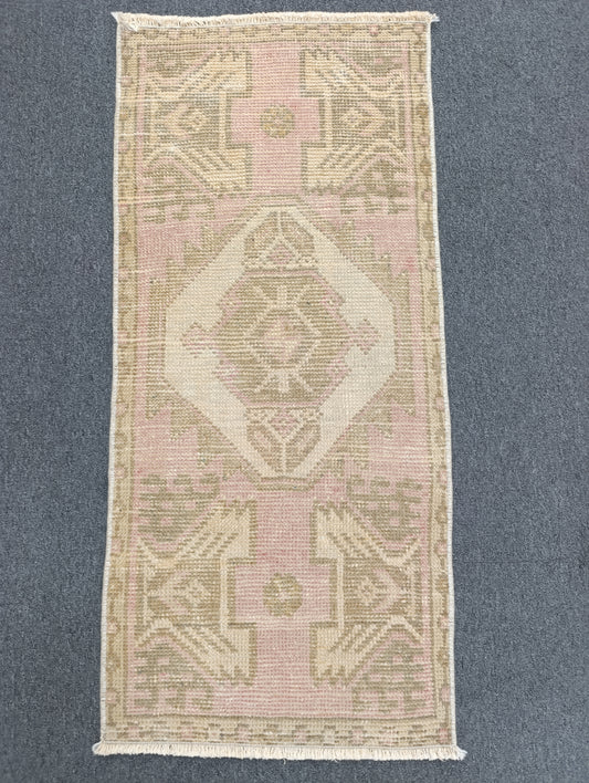 Vintage Turkish Tiny Rug, Handwoven Wool Accent Rug for Entryway (1'6" x 3'2")